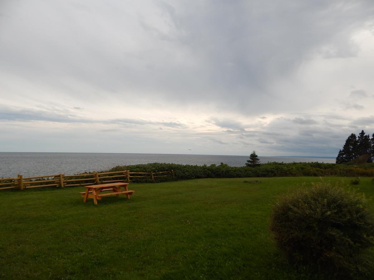 Les Chalets Brise-De-Mer Sainte-Therese-de-Gaspe Exterior foto